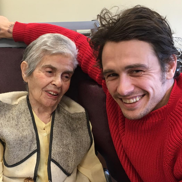 James Franco a publié une photo de lui avec sa grand-mère une semaine avant son décès, sur sa page Instagram, au mois d'avril 2016