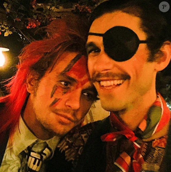 James Franco fête ses 38 ans à Disneyland avec un ami. L'acteur est déguisé en David Bowie. Photo publiée sur sa page Instagram, au mois d'avril 2016