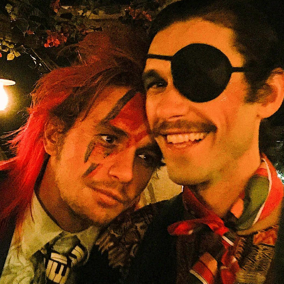 James Franco fête ses 38 ans à Disneyland avec un ami. L'acteur est déguisé en David Bowie. Photo publiée sur sa page Instagram, au mois d'avril 2016