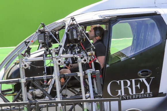 Jamie Dornan tourne une scène de crash dans un hélicoptère pour le film "50 nuances plus sombres" à Vancouver le 2 mai 2016.