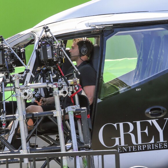 Jamie Dornan tourne une scène de crash dans un hélicoptère pour le film "50 nuances plus sombres" à Vancouver le 2 mai 2016.
