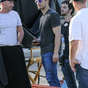 Jamie Dornan tourne une scène dans un hélicoptère pour le film "50 nuances plus sombres" à Vancouver le 2 mai 2016.
