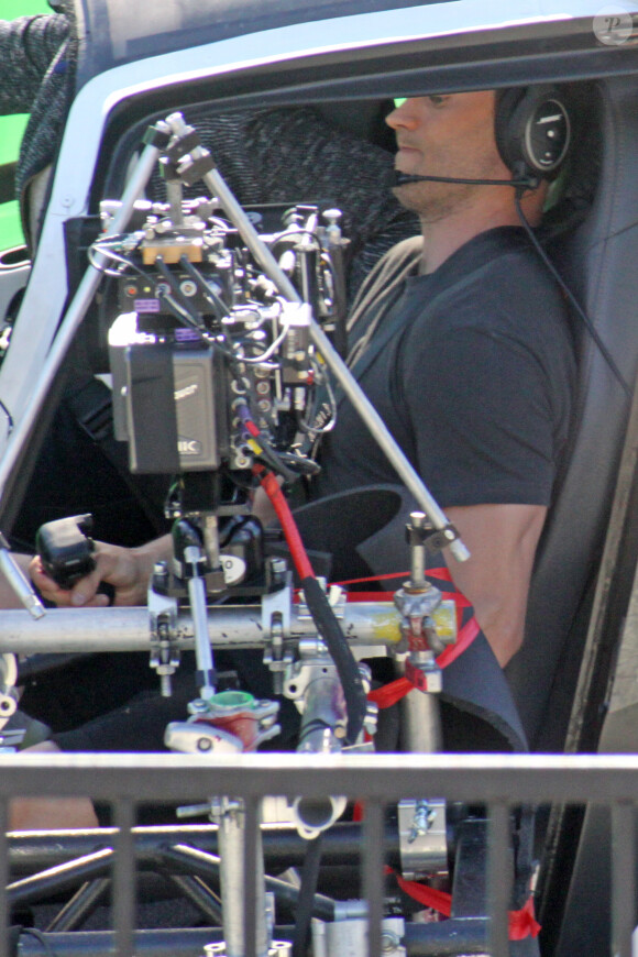 Jamie Dornan tourne un crash d'hélicoptère pour Fifty Shades Darker à Burnaby, le 2 mai 2016.