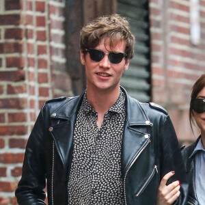 Dakota Johnson et son compagnon Matthew Hitt se promènent en amoureux dans les rues de New York. Ils portent la même veste perfecto en cuir noire. Le 3 mai 2016