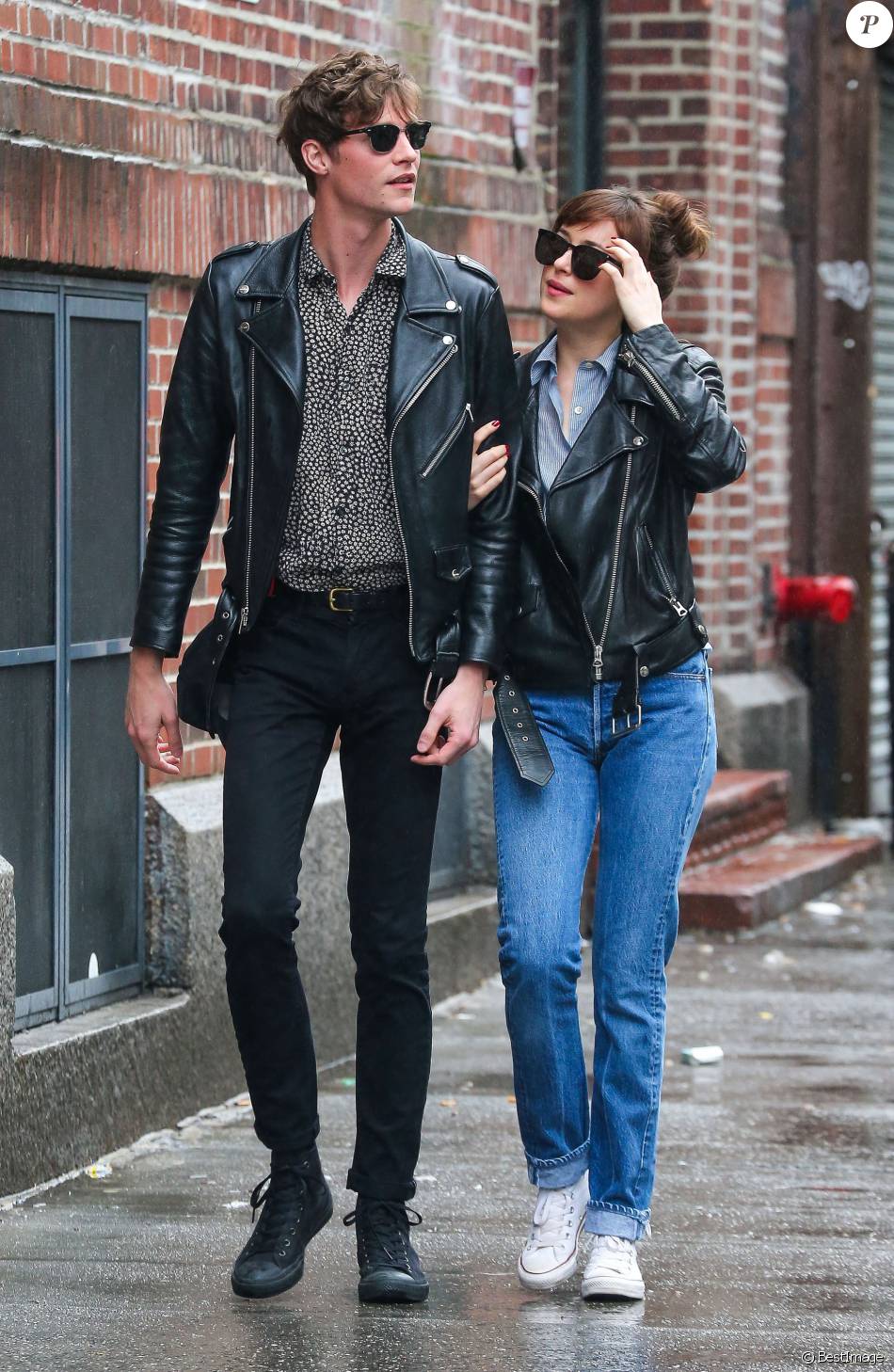 Dakota Johnson et son compagnon Matthew Hitt se promènent en amoureux ...