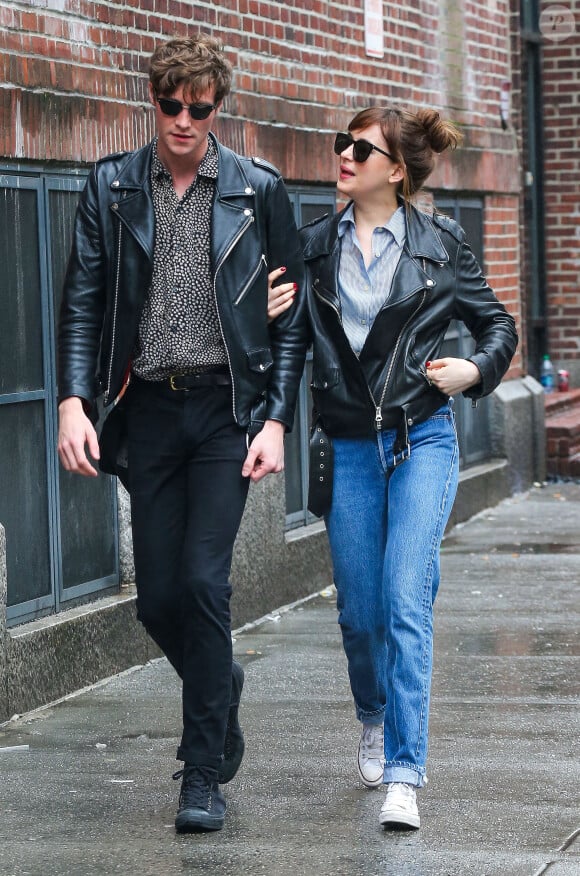 Dakota Johnson et son compagnon Matthew Hitt se promènent en amoureux dans les rues de New York. Ils portent la même veste perfecto en cuir noire. Le 3 mai 2016