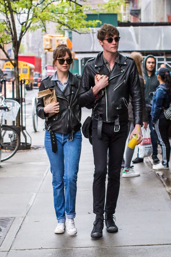 Dakota Johnson et Matthew Hitt à New York City, le 3 mai 2016.