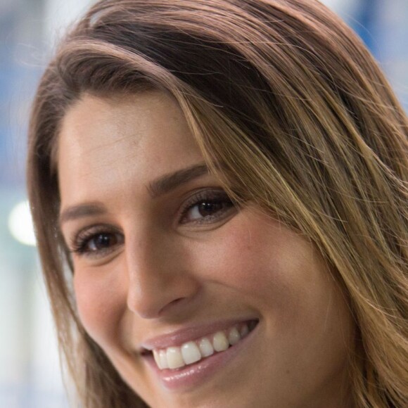 La jolie Laury Thilleman est la marraine de La nuit de l'eau à la piscine municipale de Pantin le 11 mars 2016.