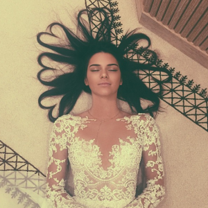 Kendall Jenner dessine des coeurs avec ses cheveux. Photo publiée sur sa page Instagram au mois de mai 2015.