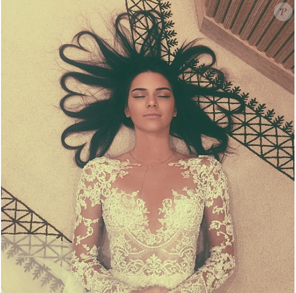 Kendall Jenner dessine des coeurs avec ses cheveux. Photo publiée sur sa page Instagram au mois de mai 2015.