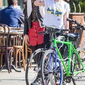 Kristen Stewart, les cheveux blonds, se promène avec sa petite amie Soko dans les rues de New York le 13 avril 2016.