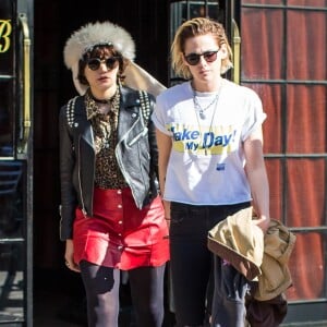 Kristen Stewart, les cheveux blonds, se promène avec sa petite amie Soko dans les rues de New York le 13 avril 2016.
