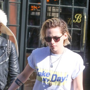 Kristen Stewart et sa petite amie Soko se promènent dans le quartier de East Village à New York, le 13 avril 2016