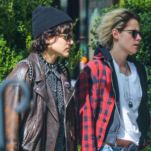 Kristen Stewart, les cheveux blond, se promène main dans la main avec sa petite amie Soko dans les rues de New York, le 12 avril 2016