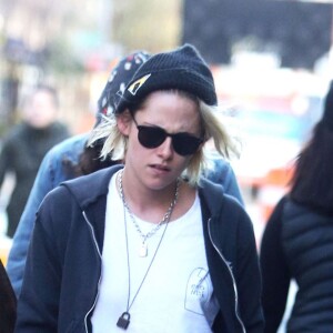 Kristen Stewart, les cheveux blond, se promène main dans la main avec sa petite amie Soko dans les rues de New York, le 12 avril 2016
