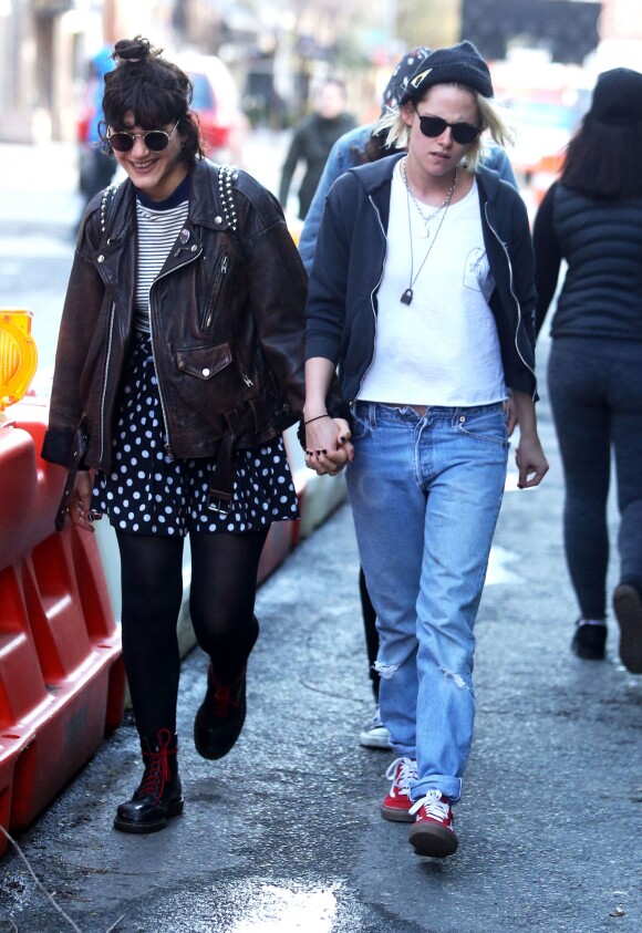 Kristen Stewart, les cheveux blond, se promène main dans la main avec sa petite amie Soko dans les rues de New York, le 12 avril 2016