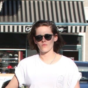 Exclusif - Kristen Stewart et sa petite amie Soko se promènent à Los Angeles le 1er avril 2016.