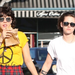 Exclusif - Kristen Stewart et sa petite amie Soko se promènent à Los Angeles le 1er avril 2016.