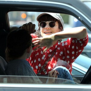 Exclusif - Kristen Stewart et sa petite amie Stéphanie Sokolinski câlines et très intimes devant les photographes à la sortie d'un restaurant à Los Feliz, le 28 mars 2016