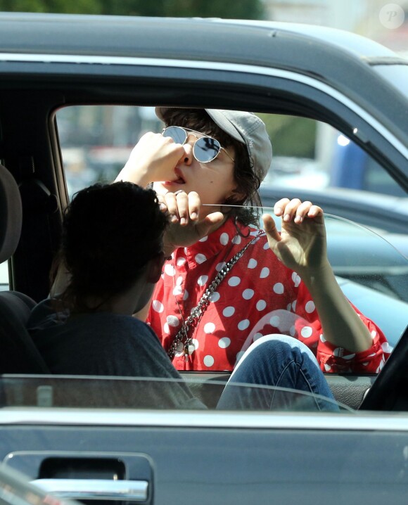 Exclusif - Kristen Stewart et sa petite amie Stéphanie Sokolinski câlines et très intimes devant les photographes à la sortie d'un restaurant à Los Feliz, le 28 mars 2016