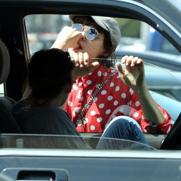 Exclusif - Kristen Stewart et sa petite amie Stéphanie Sokolinski câlines et très intimes devant les photographes à la sortie d'un restaurant à Los Feliz, le 28 mars 2016