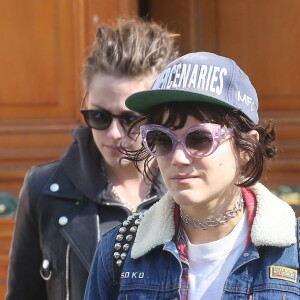 Kristen Stewart et sa compagne Soko à la sortie de chez le dentiste dans le 16ème arrondissement à Paris, le 17 mars 2016.