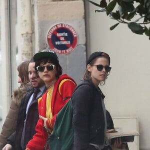 Kristen Stewart et sa compagne la chanteuse Soko (Stéphanie Sokolinski) se rendent dans un studio de sous-titrage à Paris le 15 mars 2016