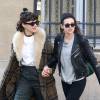 Kristen Stewart et sa compagne Soko (Stéphanie Sokolinski) partagent un baiser lors d'une balade romantique à Paris le 15 mars 2016. © Agence / Bestimage