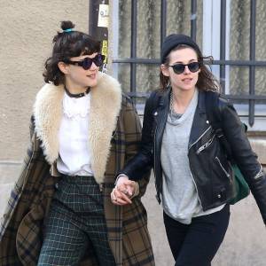 Kristen Stewart et sa compagne Soko (Stéphanie Sokolinski) partagent un baiser lors d'une balade romantique à Paris le 15 mars 2016. © Agence / Bestimage