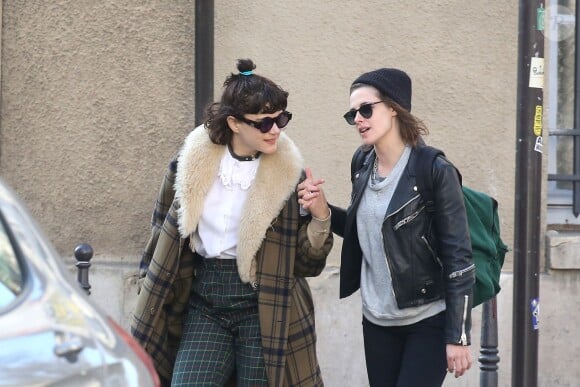 Kristen Stewart et sa compagne Soko (Stéphanie Sokolinski) partagent un baiser lors d'une balade romantique à Paris le 15 mars 2016.