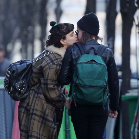 Kristen Stewart et sa compagne Soko (Stéphanie Sokolinski) partagent un baiser lors d'une balade romantique à Paris le 15 mars 2016.