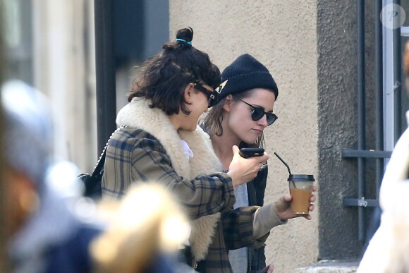 Kristen Stewart et sa compagne Soko (Stéphanie Sokolinski) partagent un baiser lors d'une balade romantique à Paris le 15 mars 2016.