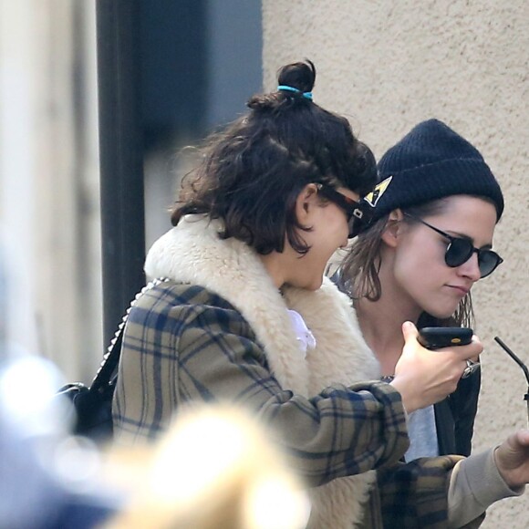 Kristen Stewart et sa compagne Soko (Stéphanie Sokolinski) partagent un baiser lors d'une balade romantique à Paris le 15 mars 2016.