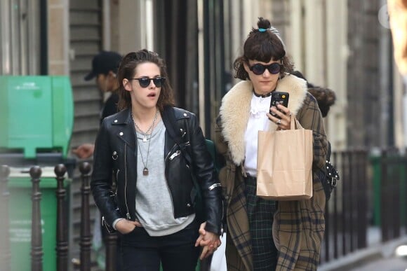 Kristen Stewart et sa compagne Soko (Stéphanie Sokolinski) partagent un baiser lors d'une balade romantique à Paris le 15 mars 2016.
