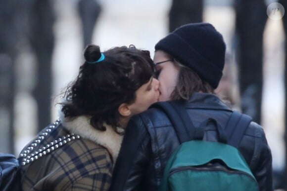 Kristen Stewart et sa compagne Soko (Stéphanie Sokolinski) partagent un baiser lors d'une balade romantique à Paris le 15 mars 2016.