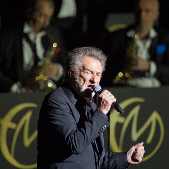 Eddy Mitchell en concert au Palais des Sports de Paris avec avec un Big Band de jazz de 21 musiciens le 16 mars 2016.