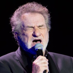 Eddy Mitchell en concert au Palais des Sports de Paris avec avec un Big Band de jazz de 21 musiciens le 16 mars 2016.
