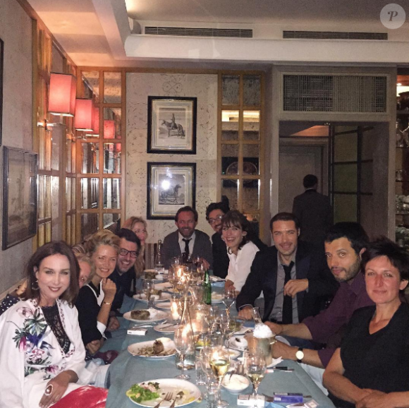 Elsa Zylberstein a posté le 6 mai 2016 une photo d'un dîner célébrant l'anniversaire de Nicolas Bedos, en présence notamment de Virginie Efira.