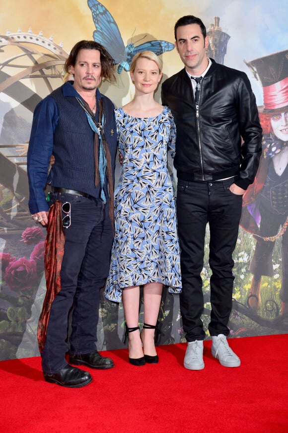 Johnny Depp, Mia Wasikowska et Sacha Baron Cohen - Johnny Depp lors de la conférence de presse du film 'Alice Through the Looking Glass' à Londres le 8 mai 2016.