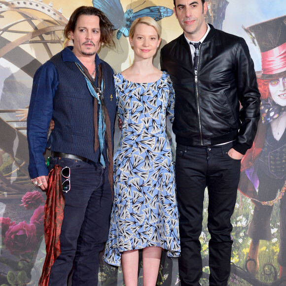 Johnny Depp, Mia Wasikowska et Sacha Baron Cohen - Johnny Depp lors de la conférence de presse du film 'Alice Through the Looking Glass' à Londres le 8 mai 2016.