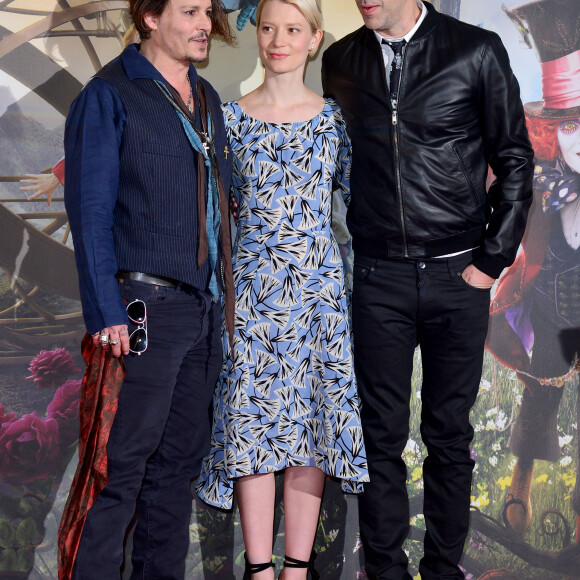 Johnny Depp, Mia Wasikowska et Sacha Baron Cohen - Johnny Depp lors de la conférence de presse du film 'Alice Through the Looking Glass' à Londres le 8 mai 2016.