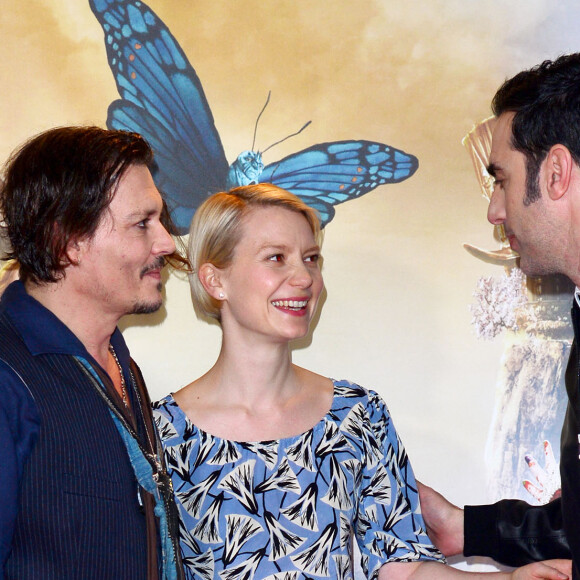 Johnny Depp, Mia Wasikowska et Sacha Baron Cohen - Johnny Depp lors de la conférence de presse du film 'Alice Through the Looking Glass' à Londres le 8 mai 2016.