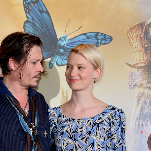 Johnny Depp et Mia Wasikowska - Johnny Depp lors de la conférence de presse du film 'Alice Through the Looking Glass' à Londres le 8 mai 2016.