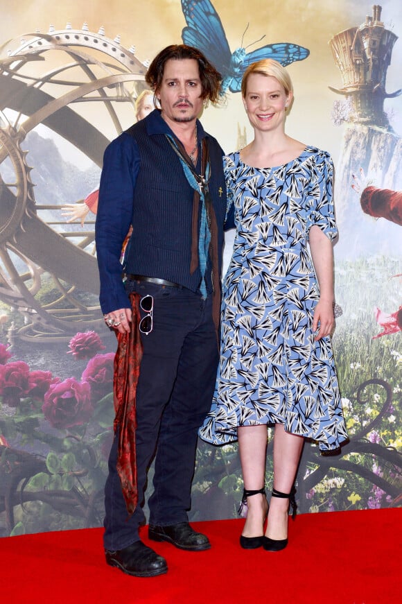 Johnny Depp et Mia Wasikowska - Johnny Depp lors de la conférence de pressedu film 'Alice Through the Looking Glass' à Londres le 8 mai 2016.