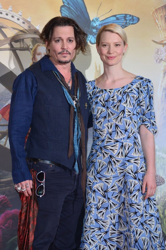Johnny Depp et Mia Wasikowska - Johnny Depp lors de la conférence de presse du film 'Alice Through the Looking Glass' à Londres le 8 mai 2016.