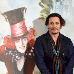 Johnny Depp lors de la conférence de presse du film 'Alice Through the Looking Glass' à Londres le 8 mai 2016.