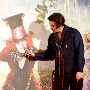 Johnny Depp lors de la conférence de presse du film 'Alice Through the Looking Glass' à Londres le 8 mai 2016.