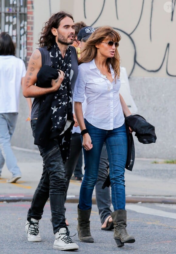 Russell Brand et Jemima Khan (ex de Hugh Grant et d'Imran Khan) filent le parfait amour a New York le 15 septembre 2013.