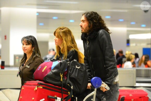 Exclusif - Russell Brand et Jemima Khan ( qui vient de fêter ses 40 ans) arrivent à l'aéroport de Miami pour des vacances le 8 février 2014.