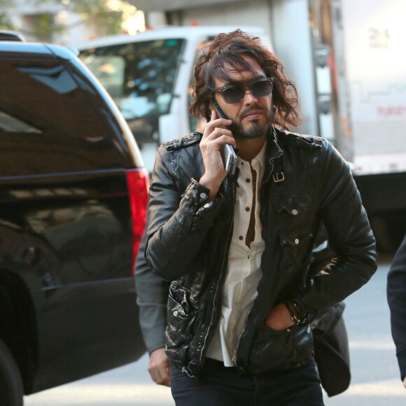 Russell Brand parle au téléphone dans la rue à New York, le 18 novembre 2014.